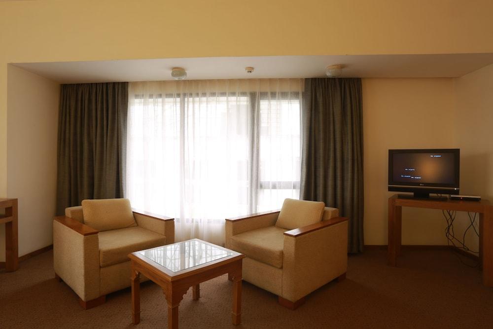 The Avenue Regent Hotel Kochi Bagian luar foto
