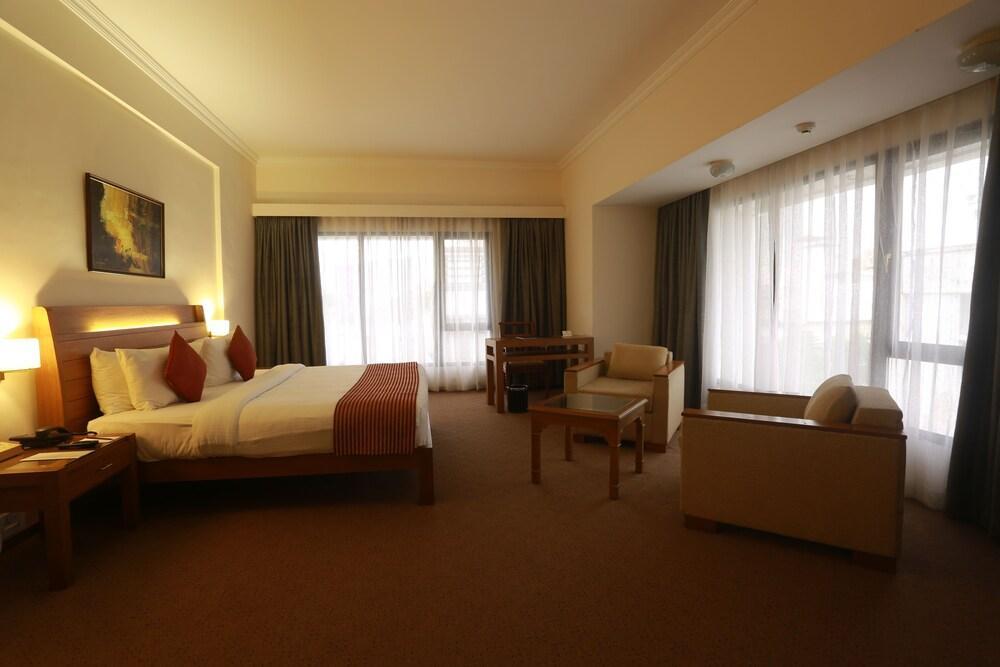 The Avenue Regent Hotel Kochi Bagian luar foto