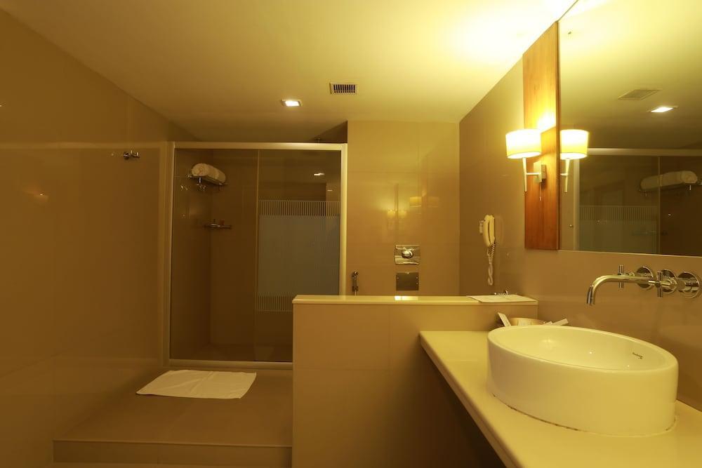 The Avenue Regent Hotel Kochi Bagian luar foto