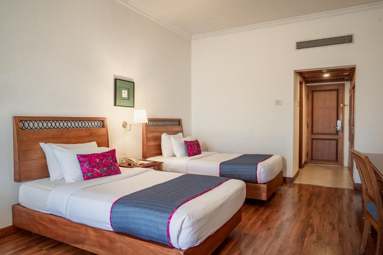 The Avenue Regent Hotel Kochi Bagian luar foto