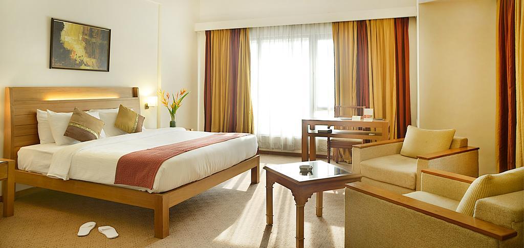 The Avenue Regent Hotel Kochi Bagian luar foto